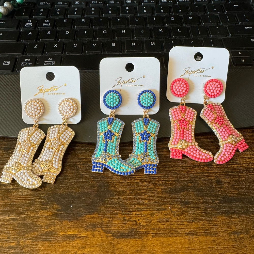 Cute boot eaarings. - Picture 2 of 2